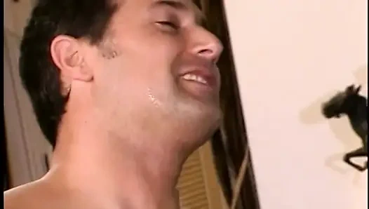 Cewek hot rambut cokelat dengan toket besar lagi asik ngentot kontol ngaceng di sofa