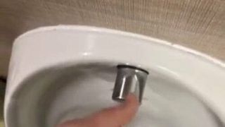 Croisière dans les toilettes publiques en branlant ma bite bien dure