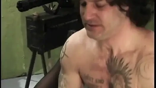Azgın genç adam seksi orta yaşlı seksi kadının ıslak amını yalıyor ve sikiyor
