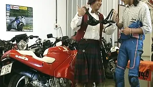 Motogp Alman kız salonda sikiliyor