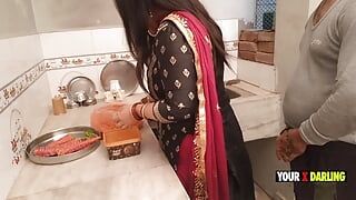 Punjabi-stiefmutter wird in der küche gefickt, als sie das abendessen für stiefsohn macht