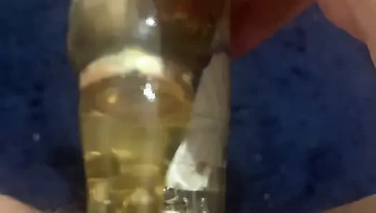 Istri masturbasi di lantai kamar mandi saat suaminya di luar ruangan