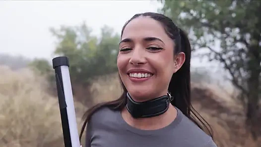 Великолепную испанскую богиню наказали задницей и связали для игры с писсингом в оливковой роще