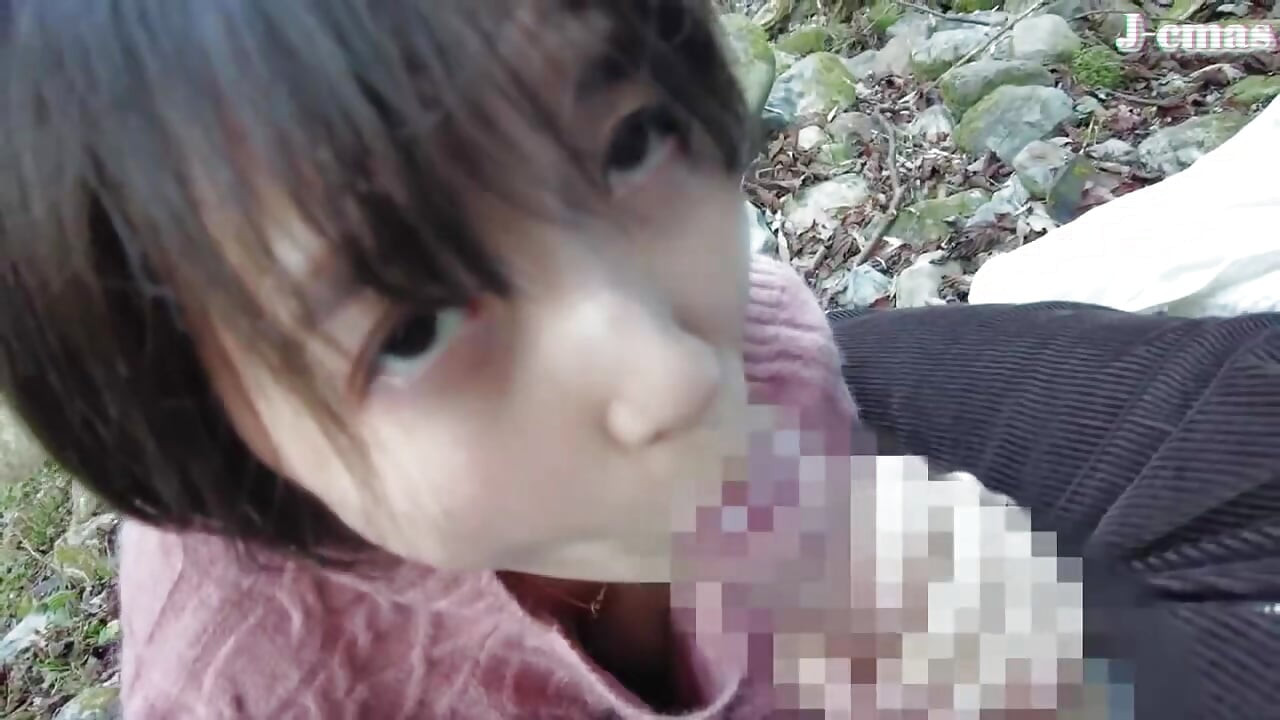 Une beauté audacieuse embrasse le plein air et laisse une trace chaude là où la passion déborde de la première moitié - C