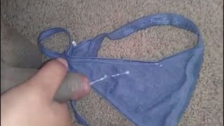 Éjaculation sur les nièces bleues vs culotte string
