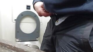 Mijando em um banheiro público no trem