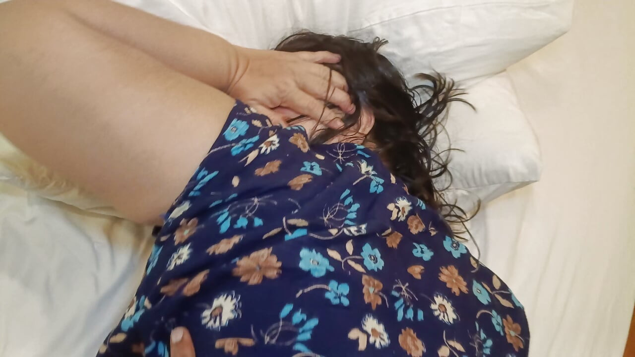 Ibu tiri nikmati kongkek anak tiri yang sejuk dan mantap