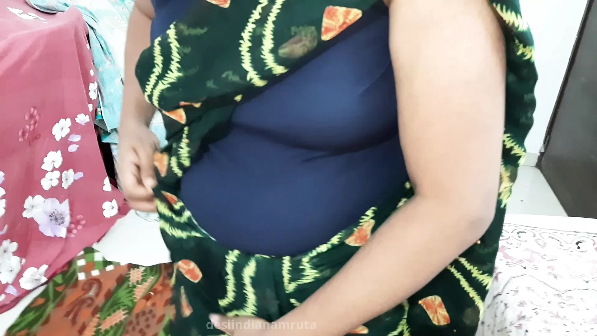 Desi sexy heißes nettes indisches Bhabhi, das dunkelgrünen Sari trägt