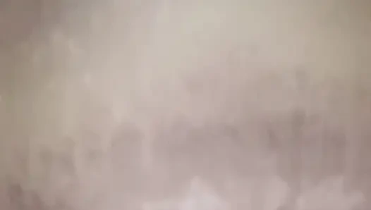 Einzelnes mädchen fingert in ihrer muschi und vergnügen