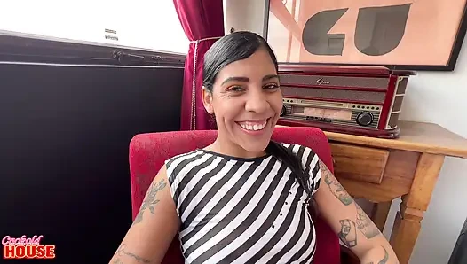 Замужняя брюнетка открывает себя полностью, чтобы принять мясистый член в ее киску