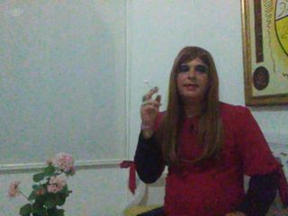 Transexual fumando