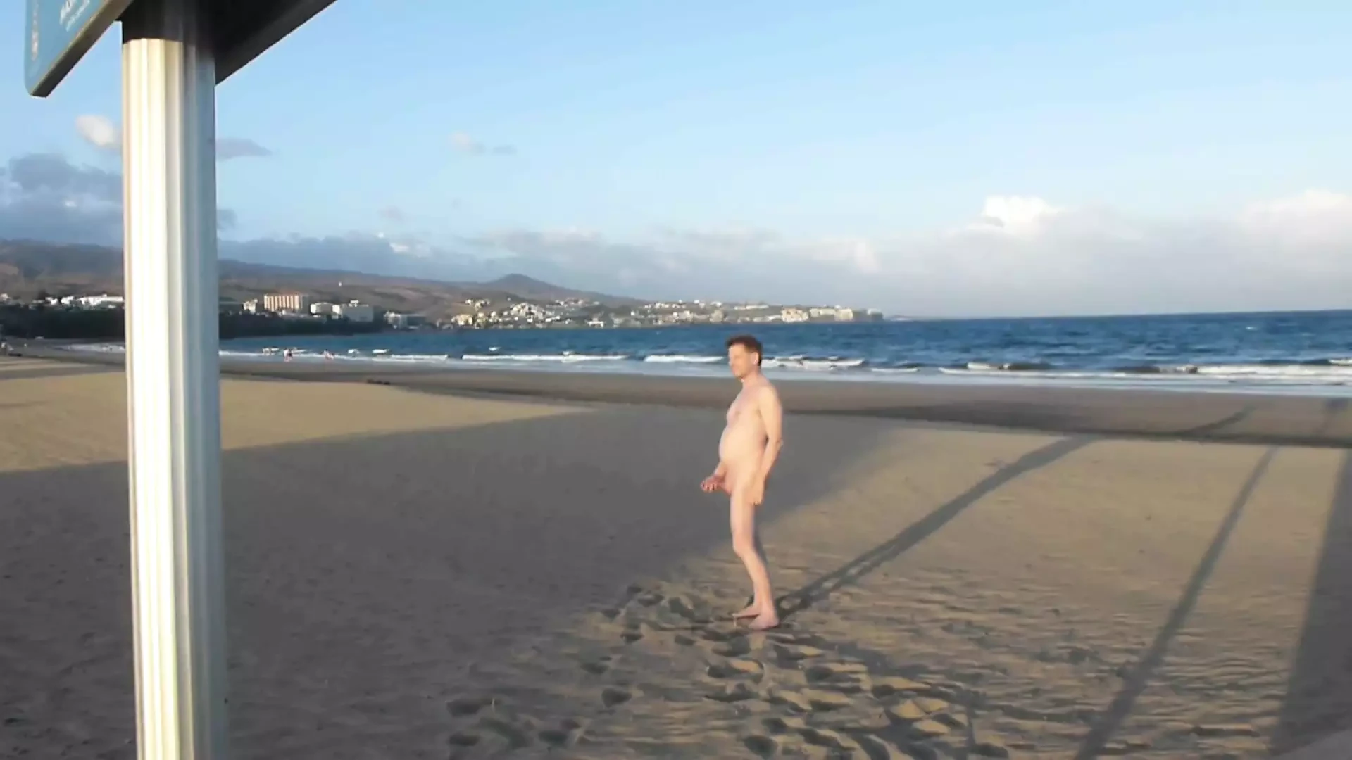 해변에서 긴 공개 자위