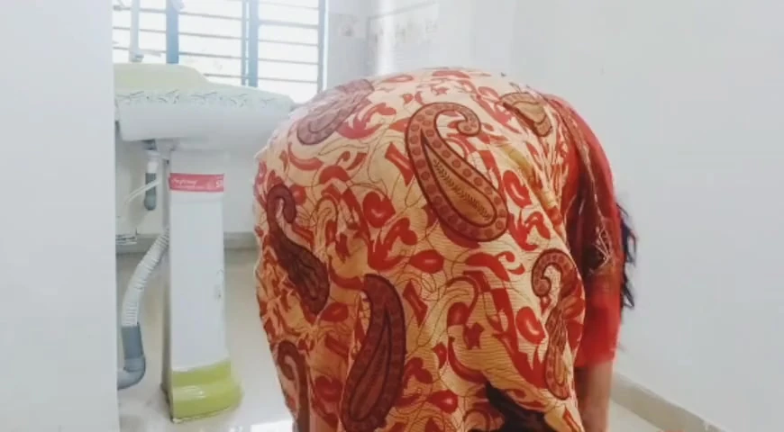 Hintli ateşli kadın mutfak odasında seks tatmini hikayesi.