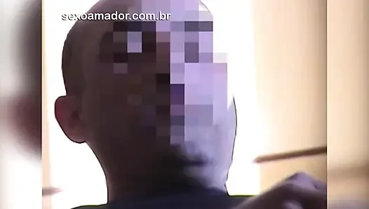 Oğlan üniversiteden geliyor ve üvey kız kardeşini erkek arkadaşıyla sikişirken yakalıyor