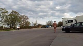 Desnuda en el estacionamiento de crucero