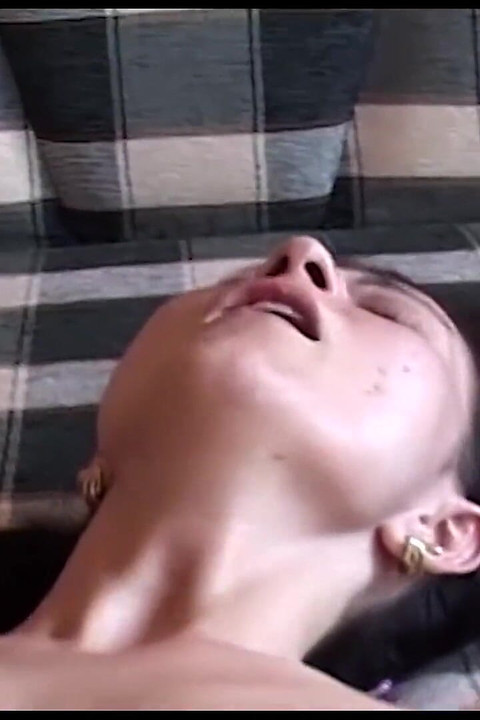 Sexy teenky a kočičky leží na posteli a roztáhnou nohy, aby masturboval kompilace