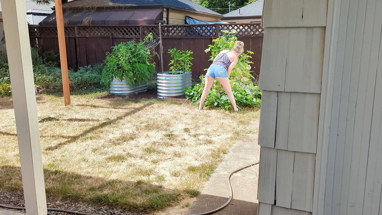 Rewarding My Neighbor with a Blowjob for Returning My Mail