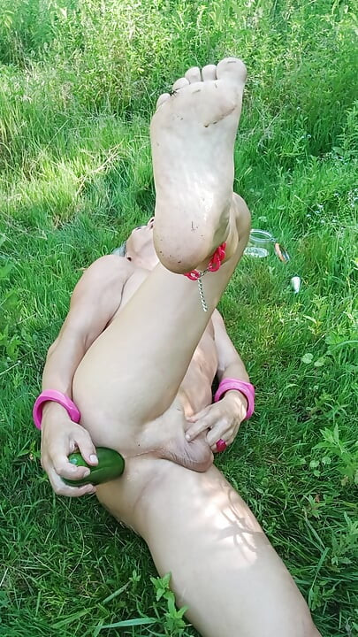 Esta bicha suja, essa puta maricas nua, está dando prazer ao seu cu com um pepino enorme, parte 2.