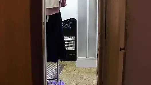 Крошка раздевается догола и наклоняется в дверях