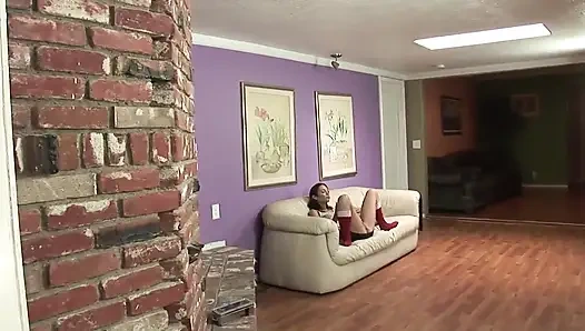 Миниатюрная крошка играет со своей киской перед трахом с большим черным членом