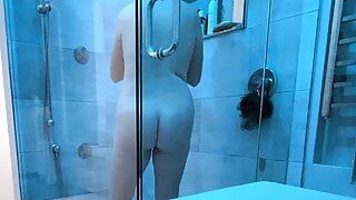 Une brune à forte poitrine se fait jeter un coup d'œil sous la douche - tétons hentai par Andrewtatt