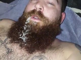 Beardo komt klaar in zijn baard