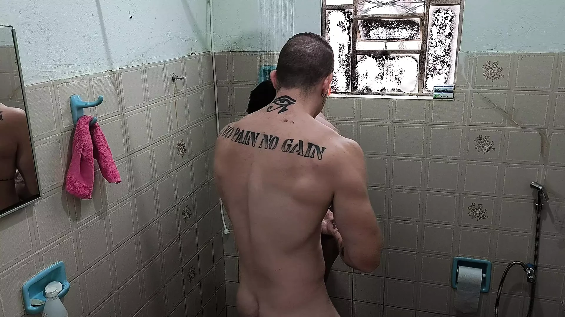 Üvey erkek kardeşle banyo