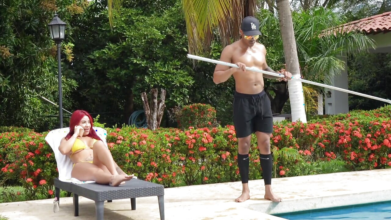 Muscular pisinero with huge cock fucks me in the outdoor pool