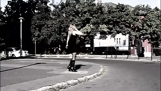 Cewek seksi rambut pirang dengan toket besar dientot anal habis-habisan sampai matanya merem melek