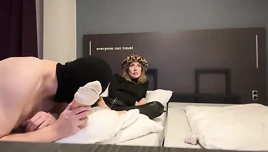 Dia mengendur, menjilati, dan memijat kakiku yang berkeringat.