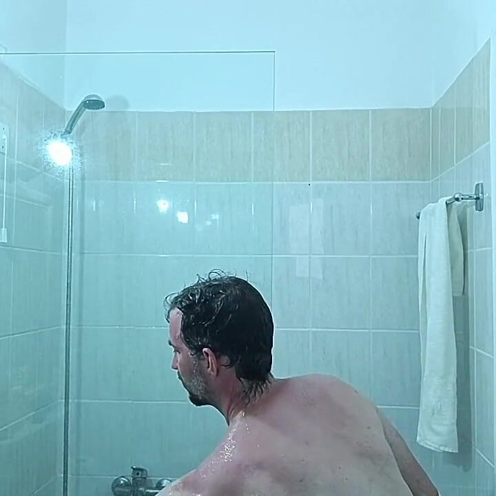 Masturbando-se sozinha no chuveiro, quase pega se masturbando