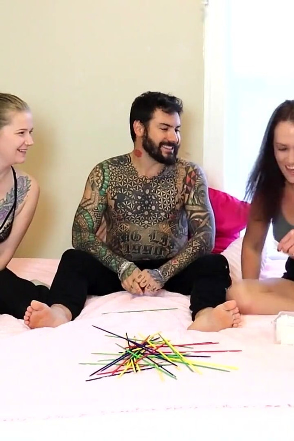Un jeu de sexe magistraux avec deux filles sexy et un veinard