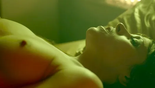 Ashley C Williams et Tahyna Tozzi, scène de sexe nu dans Julia