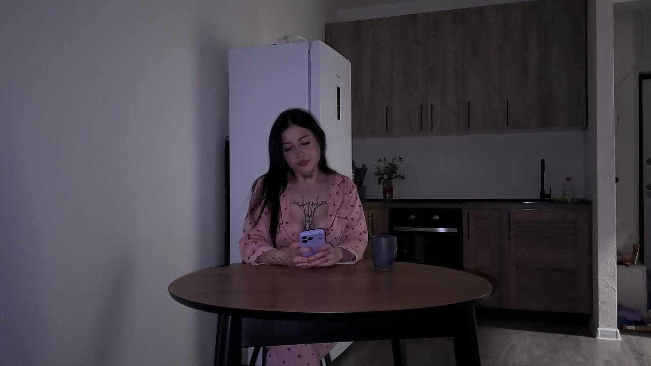 Mijn vriendin verbrandde me vreemdgaand en neukte me hard op tafel