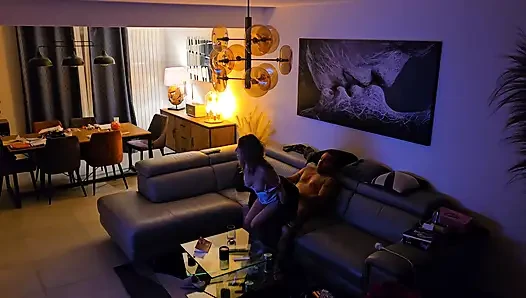 Im wohnzimmer erwischt, als er von der arbeit nach hause kam