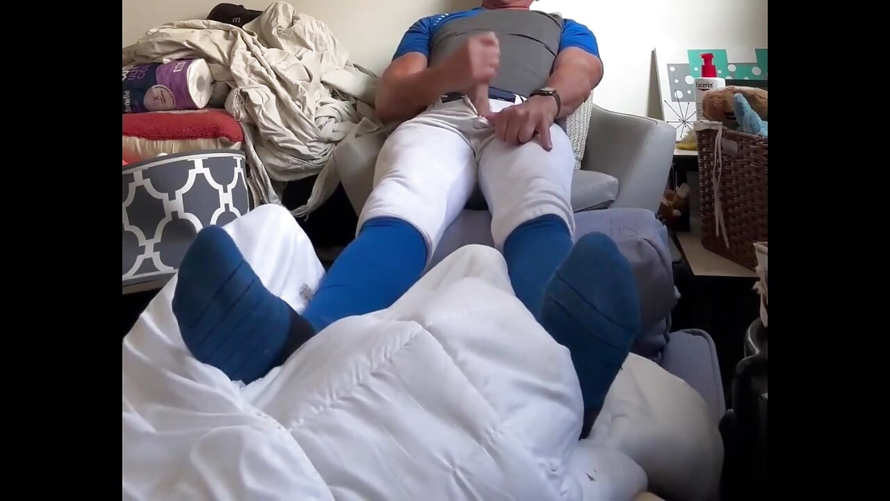 Alfa beyzbol oyuncusu Jockdad87, sporcusunu mavi ekipmanına sıkıyor.