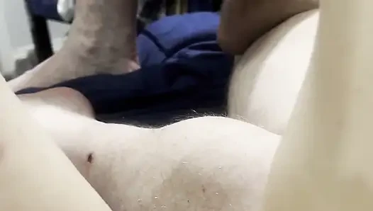 Порнозвезда принимает член