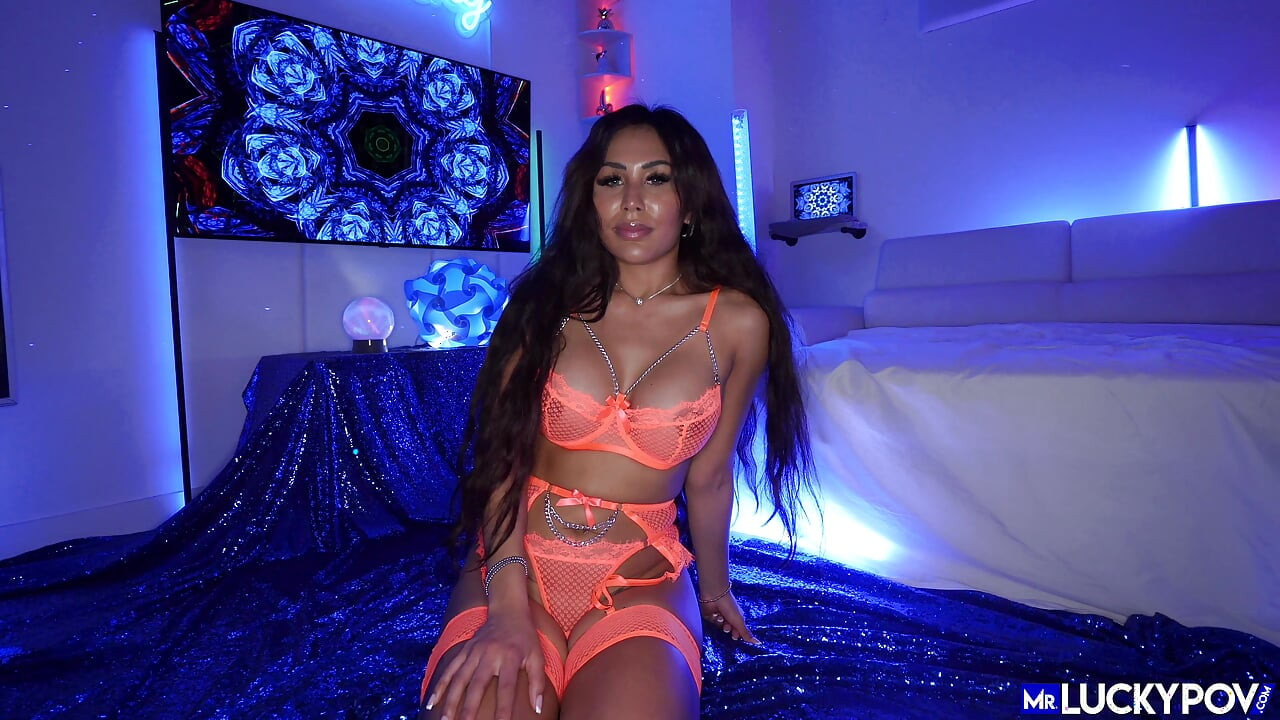 발정난 섹시녀 Jena LaRose를 위한 깊은 애널 입력