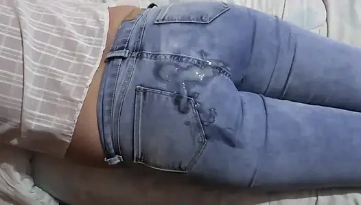 Отличный камшот, который мой лучший друг сделал на большую задницу моей жены с джинсами