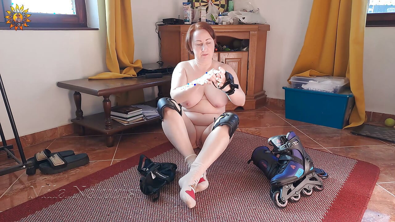 Divertida amateur desnuda aprendiendo a patinar en casa