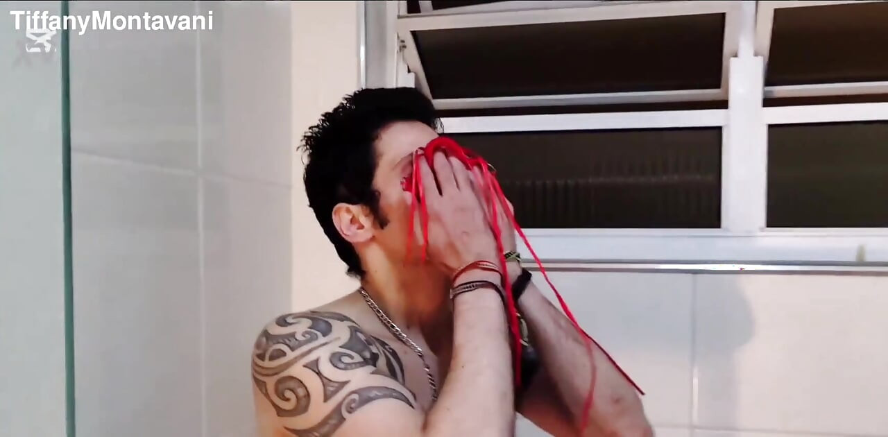 Tiffany Montavani în cada cu un tânăr în timp ce bunicul era voeh