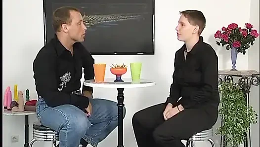 Kurze haare, brünette mit dicken möpsen bläst großen schwanz