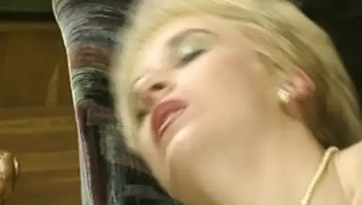 Горячие немецкие блондинки-шлюшки делят большие хуи в классическом сексе вчетвером