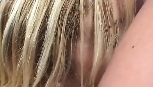 Blondes MILF-tag im team von zwei schwänzen im wohnzimmer genommen