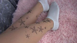 Strumpfhose und weiße Socken an den sexy Beinen des Mädchens