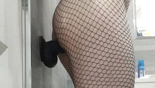 Duży tyłek femboy trans przystojny pieprzy 10-calowy czarny dildo głęboko w jej boypussy