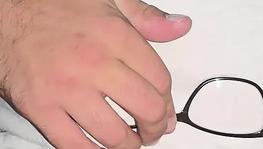 Gözlüklü iç çamaşırı ovuyor