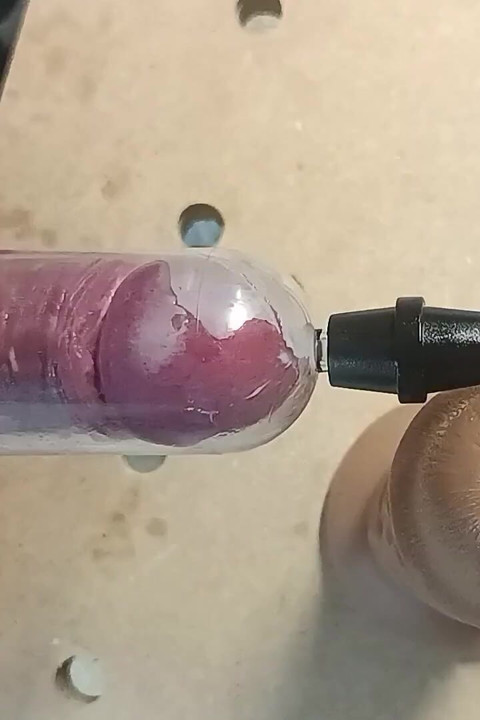 Pompalı yarakla tek başına sikişiyor