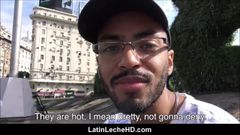西班牙黑人拉丁裔男同性恋在街上为薪水 第一人称视角