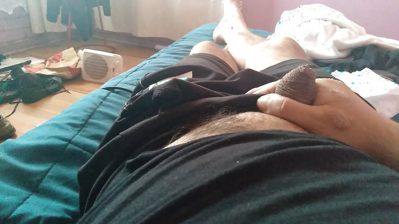 Pria menarik masturbasi keras dengan penisnya